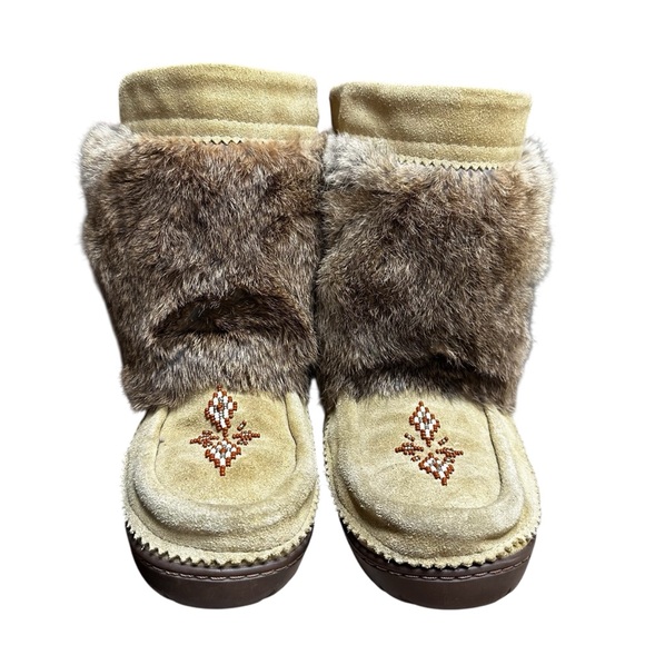 Manitobah Waterproof Half Mukluk Boot Mocs Size 7 Vibram Sheepskin Lined Beaded - Picture 1 of 12
